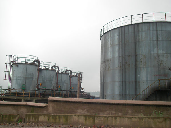 公司罐区一角