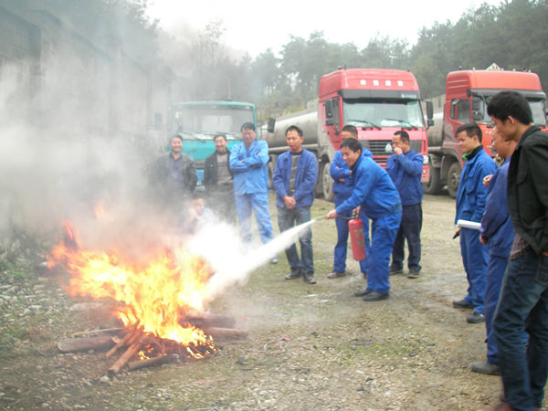 员工进行消防器材演练
